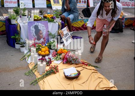 Brooklyn, NY, USA. Juli 2024. Altar für Sonia Massey im Brooklyn Museum. Mahnwache und Rallye für Schwarze Frauen und Frauen, Gedenkfeier für Sonya Massey, die von der Polizei in Illinois getötet wurde. Quelle: M. Stan Reaves/Alamy Live News Stockfoto