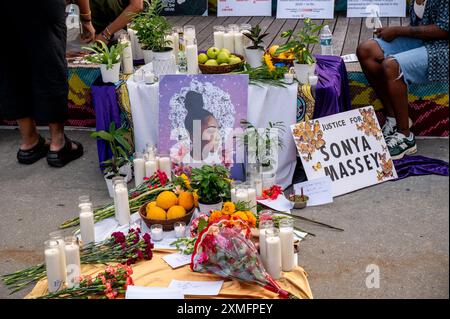 Brooklyn, NY, USA. Juli 2024. Altar für Sonia Massey im Brooklyn Museum. Mahnwache und Rallye für Schwarze Frauen und Frauen, Gedenkfeier für Sonya Massey, die von der Polizei in Illinois getötet wurde. Quelle: M. Stan Reaves/Alamy Live News Stockfoto