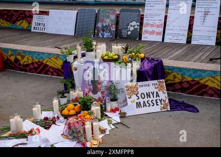 Brooklyn, NY, USA. Juli 2024. Altar für Sonia Massey im Brooklyn Museum. Mahnwache und Rallye für Schwarze Frauen und Frauen, Gedenkfeier für Sonya Massey, die von der Polizei in Illinois getötet wurde. Quelle: M. Stan Reaves/Alamy Live News Stockfoto