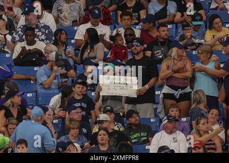 St. Petersburg, Florida, USA. Juli 2024. Ein Tampa Bay Rays-Fan hält ein Dankeszeichen für den ehemaligen Außenseiter Randy Arozarena, der früher am Tag zu den Seattle Mariners gehandelt wurde. Der Mann weiß nicht, dass Randy und seine Familie zwei Reihen hinter ihm sitzen und ein MLB-Spiel gegen die Cincinnati Reds am 26. Juli 2024 auf dem Tropicana Field beobachten. Die Roten schlugen die Strahlen 3-2 in zehn Innings. (Kreditbild: © Kim Hukari/ZUMA Press Wire) NUR REDAKTIONELLE VERWENDUNG! Nicht für kommerzielle ZWECKE! Stockfoto
