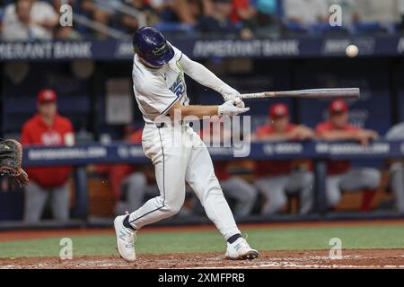 St. Petersburg, Florida, USA. Juli 2024. Tampa Bay Rays Shortstop Taylor Walls (6) bricht seinen Schläger und springt während eines MLB-Spiels am 26. Juli 2024 auf dem Tropicana Field auf die dritte Basis von Cincinnati Reds Noelvi Marte (16). Die Roten schlugen die Strahlen 3-2 in zehn Innings. (Kreditbild: © Kim Hukari/ZUMA Press Wire) NUR REDAKTIONELLE VERWENDUNG! Nicht für kommerzielle ZWECKE! Stockfoto