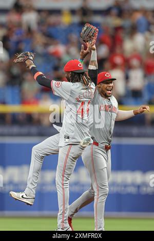 St. Petersburg, Florida, USA. Juli 2024. Cincinnati Reds Shortstop Elly de La Cruz (44) und Outfielder will Benson (30) feiern den Sieg nach einem MLB-Spiel gegen die Tampa Bay Rays am 26. Juli 2024 im Tropicana Field. Die Roten schlugen die Strahlen 3-2 in zehn Innings. (Kreditbild: © Kim Hukari/ZUMA Press Wire) NUR REDAKTIONELLE VERWENDUNG! Nicht für kommerzielle ZWECKE! Stockfoto