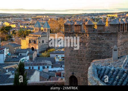 Toledo aus der Vogelperspektive der antiken spanischen ummauerten Stadt mit mittelalterlichen Stadttoren und Steinbauten in Toledo, Spanien. Keine Menschen, Tag. Stockfoto