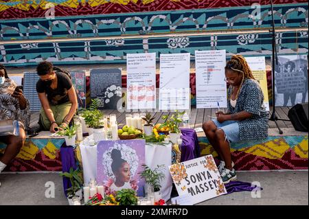 Brooklyn, NY, USA. Juli 2024. Altar für Sonia Massey im Brooklyn Museum. Mahnwache und Rallye für Schwarze Frauen und Frauen, Gedenkfeier für Sonya Massey, die von der Polizei in Illinois getötet wurde. Quelle: M. Stan Reaves/Alamy Live News Stockfoto