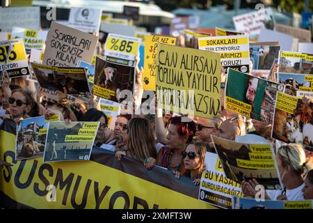 Die Demonstranten halten Plakate, Banner, die ihre Meinung während der Demonstration zum Ausdruck bringen. Tierschutzaktivisten und Tierliebhaber, die wollen, dass das Gesetz über streunende Tiere aufgehoben wird, versammeln sich im Stadtteil Kadikoy in Istanbul. Euthanasie wurde aus dem Gesetz über streunende Tiere gestrichen, das Gegenstand der Diskussion im Ausschuss für Landwirtschaft, Forsten und ländliche Angelegenheiten der Großen Türkischen Nationalversammlung (TBMM) war. aber artikel 5: "bei Infektionskrankheiten, die bei Tieren Schmerzen und Leiden verursachen oder keine Besserung zeigen, kann die Sterbehilfe von einem Tierarzt oder unter seiner Aufsicht angewendet werden", CA Stockfoto