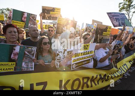 Istanbul, Türkei. Juli 2024. Die Demonstranten halten Plakate, Banner, die ihre Meinung während der Demonstration zum Ausdruck bringen. Tierschutzaktivisten und Tierliebhaber, die wollen, dass das Gesetz über streunende Tiere aufgehoben wird, versammeln sich im Stadtteil Kadikoy in Istanbul. Quelle: SIPA USA/Alamy Live News Stockfoto