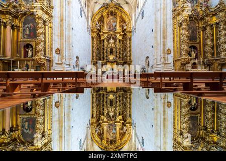 Im Kloster San Esteban, einem Dominikanerkloster in Salamanca, Spanien. Unveränderte Innenansicht des Altars mit Reflexion vom Kirchenspiegel Stockfoto