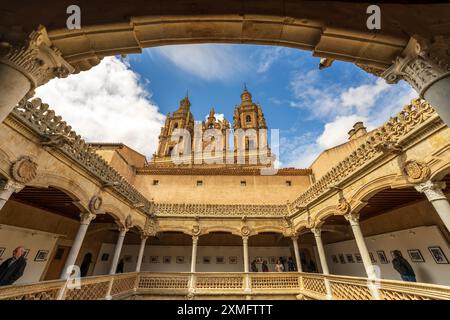 Salamanca Spanien Panoramablick auf Casa de las Conchas (das Haus der Muscheln) Kunstausstellung und La Clerecía, Heilige Maria von der Treppe zum Himmel. Stockfoto