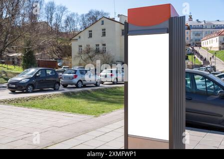 Mockup Der Stadtplan-Reklametafel Vor Der Straße. Parkplatz Elektronischer Fahrkartenautomat Auf Dem Bürgersteig Stockfoto