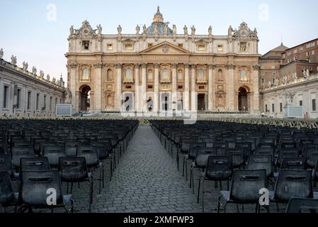 Panoramablick auf die Vatikanische Skyline des Petersdoms mit Reihen leerer Stühle auf dem Petersplatz tagsüber im Vatikan, Rom, Italien. Stockfoto