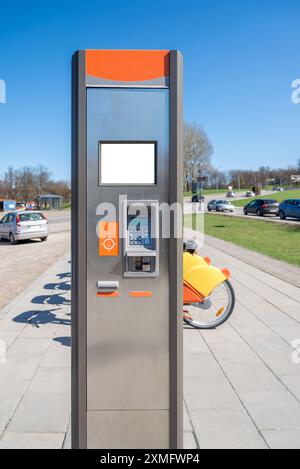 Mockup Des Ticketautomaten Für Den Kommunalen Fahrradverleih Vor Dem Stadtparkplatz. Elektronische Zahlungsanzeige Auf Dem Bürgersteig Stockfoto