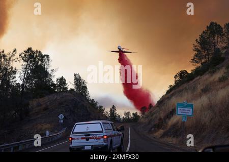 Das Foto zeigt Feuerwehrmänner, die am 25. Juli 2024 in Kalifornien, USA, gegen To Flames kämpften. Kaliforniens größtes aktives Feuer explodierte am Freitagabend, wuchs rasch unter knochentrockenen Brennstoffen an und bedrohte Tausende von Häusern, als sich die Feuerwehrleute um die Gefahr bemühten. Die Intensität und schnelle Ausbreitung des Parkfeuers veranlassten die Feuerbeamten, unwillkommene Vergleiche mit dem monströsen Lagerfeuer anzustellen, das 2018 im nahegelegenen Paradise außer Kontrolle brannte, 85 Menschen tötete und 11.000 Häuser abbrannte. Bisher wurden mehr als 130 Gebäude durch diesen Brand zerstört, und Tausende weitere sind noch immer bedroht Stockfoto