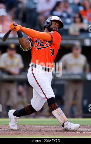 BALTIMORE, MD - 27. JULI: Baltimore Orioles Outfielder Cedric Mullins (31) schlägt während eines MLB-Spiels gegen die San Diego Padres am 27. Juli 2024 im Oriole Park in Camden Yards in Baltimore, Maryland. (Foto: Joe Robbins/Image of Sport) Stockfoto