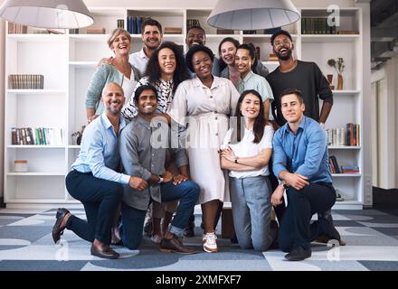 Portrait, lachende und vielfältige Geschäftsleute, zusammen und Brainstorming für ein Webdesign-Unternehmen. Gruppe, Umarmung und Kreativität mit dem Designerteam bereit Stockfoto
