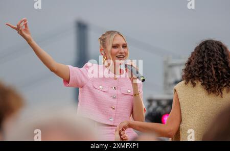 27.07.2024. Düsseldorf. „Riani Cruise 2024“. Glasperlenspiel-Sängerin Carolin Niemczyk bei der Kreuzfahrt auf dem Rhein im Rahmen der Präsentation der Stockfoto