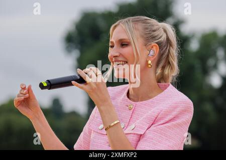 27.07.2024. Düsseldorf. „Riani Cruise 2024“. Glasperlenspiel-Sängerin Carolin Niemczyk bei der Kreuzfahrt auf dem Rhein im Rahmen der Präsentation der Stockfoto