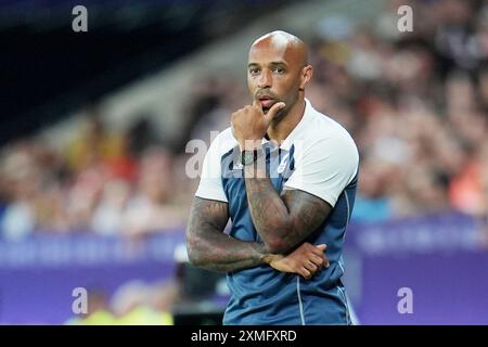 Nizza, Frankreich. Juli 2024. Cheftrainer Thierry Henry von Frankreich, Fußball, Gruppe A der Männer zwischen Frankreich und Guinea während der Olympischen Spiele Paris 2024 am 27. Juli 2024 in der Allianz Riviera in Nizza, Frankreich - Foto Norbert Scanella/Panorama/DPPI Media Credit: DPPI Media/Alamy Live News Stockfoto