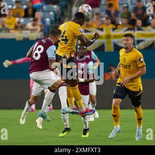 Jacksonville, Florida, USA. Juli 2024. Die englische Premier League ist freundlich, West Ham United gegen Wolverhampton. Toti (24) führt den Ball an, während er von Danny ings (18) verteidigt wird. Foto: Tim Davis/Alamy Live News Stockfoto