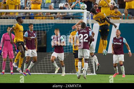 Jacksonville, Florida, USA. Juli 2024. Die englische Premier League ist freundlich, West Ham United gegen Wolverhampton. Die Wölfe Chiquinho führt den Ball nahe dem Tor des Hammers an, trifft aber nicht. Foto: Tim Davis/Alamy Live News Stockfoto