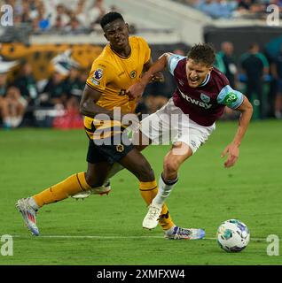 Jacksonville, Florida, USA. Juli 2024. Die englische Premier League ist freundlich, West Ham United gegen Wolverhampton. Die Yerson Mosquera der Wolves ist eine Reise durch die Freddie Potts von West Ham. Foto: Tim Davis/Alamy Live News Stockfoto