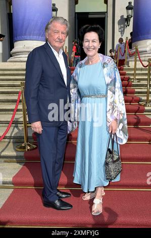 Bettina Reitz mit Ehemann Heinrich Lübbert beim Event Oper für alle 2024 im Rahmen der Münchner Opernfestspiele im Nationaltheater mit der Live-Opernübertragung von Giacomo Puccinis Tosca auf dem Max-Joseph-Platz. München, 27.07.2024 *** Bettina Reitz mit Ehemann Heinrich Lübbert bei der Veranstaltung Oper für alle 2024 im Rahmen des Münchner Opernfestes am Nationaltheater mit der Live-Opernübertragung von Giacomo Puccinis Tosca am Max Joseph Platz München, 27 07 2024 Foto:XF.xKernx/xFuturexImagex oper muenchen 4704 Stockfoto