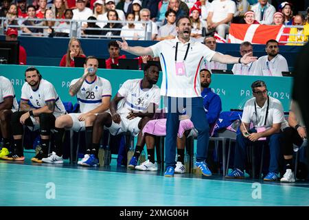 Paris, Frankreich. Juli 2024. Cheftrainer Guillaume Gille (Frankreich), Handball, Vorrunde der Männer Gruppe B zwischen Dänemark und Frankreich während der Olympischen Spiele Paris 2024 am 27. Juli 2024 in der South Paris Arena 6 in Paris, Frankreich - Foto Baptiste Autissier/Panorama/DPPI Media Credit: DPPI Media/Alamy Live News Stockfoto