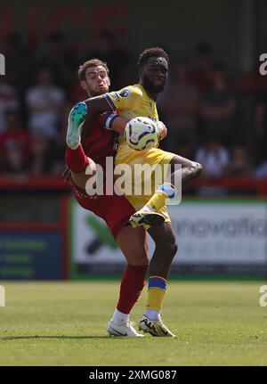 Dion Conroy von Crawley Town stellt die Odsonne Edouard des Crystal Palace in Frage Stockfoto