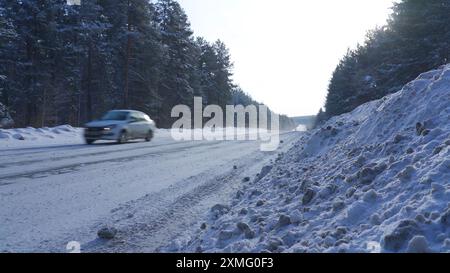 Das Auto fährt auf der vereisten Straße. Stockfoto