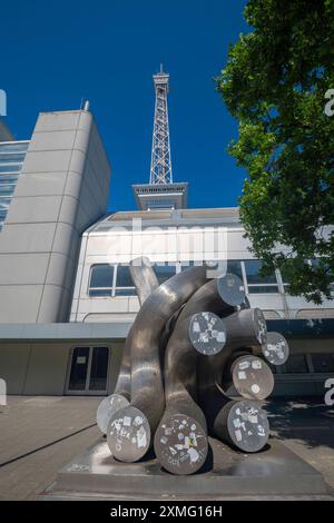 Durch Vandalismus verunstaltete Plasitk, Kunstobjekt, Berliner Funkturm , Westend, ICC, Messedamm, Messegelände, Berlin, Deutschland mcpins *** deface Stockfoto