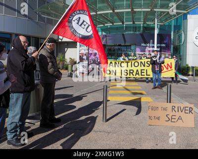 Canberra, Australien. 27. Juli 2024, ACT Labor Party Conference, Canberra Australien. Rund 80 pro-palästinensische Demonstranten versammeln sich vor der ACT Labor Party Konferenz, um die Delegierten aufzufordern, den Völkermord in Gaza zu verurteilen und Sanktionen gegen Israel zu unterstützen Stockfoto