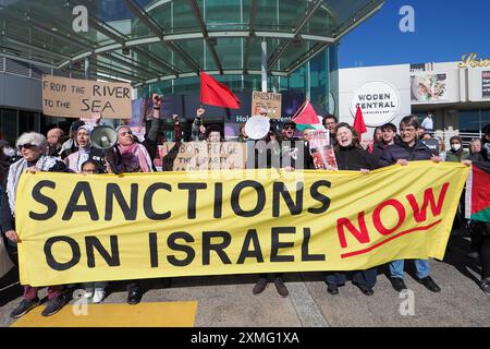 Canberra, Australien. 27. Juli 2024, ACT Labor Party Conference, Canberra Australien. Rund 80 pro-palästinensische Demonstranten versammeln sich vor der ACT Labor Party Konferenz, um die Delegierten aufzufordern, den Völkermord in Gaza zu verurteilen und Sanktionen gegen Israel zu unterstützen Stockfoto