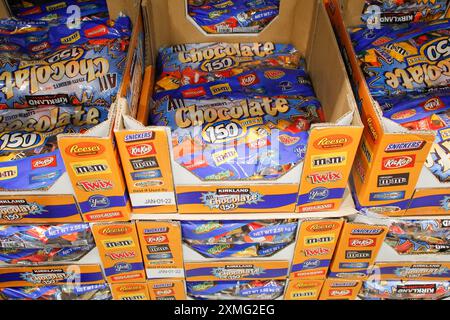 Los Angeles, Kalifornien, Vereinigte Staaten - 04-06-2021: Eine Ansicht mehrerer Pakete Kirkland Signature All Chocolate Candy Bar, bei Costco. Stockfoto