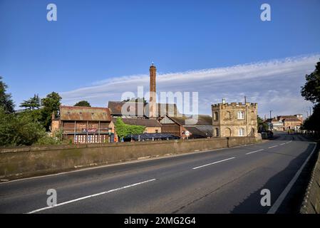 Clopton Bridge, Stratford upon Avon, mit der A3400 über den Fluss Avon. Die Mautstelle befindet sich auf der Nordseite des Flusses, wie abgebildet. Stockfoto