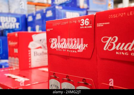 Los Angeles, Kalifornien, USA - 26. April 2021: Eine Ansicht mehrerer Kisten Budweiser-Bier, ausgestellt in einem örtlichen Großhandelsgeschäft. Stockfoto