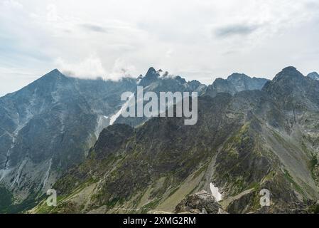 Blick vom Jahnaci Stit Berggipfel in der Hohen Tatra in der Slowakei an meist bewölkten Sommertagen Stockfoto