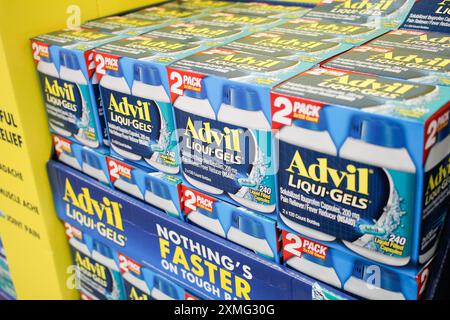 Los Angeles, Kalifornien, Vereinigte Staaten - 26. April 2021: Eine Ansicht mehrerer Pakete Advil Liqui-Gels 2er Pack, im Laden. Stockfoto