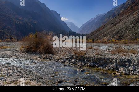 Der Gebirgsfluss im wunderschönen Tal des Ala-Archa Naturparks, Kirgisistan, während des schönen Herbsttages in Zentralasien Stockfoto