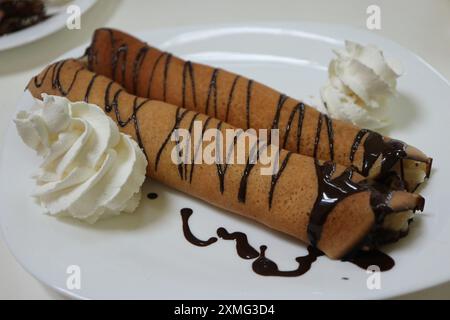 Crepes mit Kokosnusscreme und Schokolade in einem Café in Dubrovnik, Kroatien Stockfoto