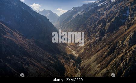 Das Luftbild des Bergtals im Ala-Archa-Nationalpark in Kirgisistan, mit dem Fluss, der durch malerische Berge mit herbstlichen Farben fließt. Stockfoto