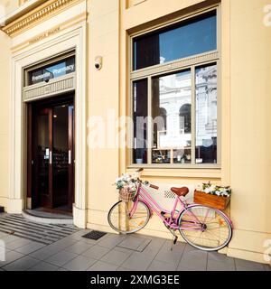 Fremantle Pharmacy in der High Street im West End Heritage District mit einem pinkfarbenen Damenfahrrad mit Korb und Blumen, Fremantle, Western Australia. Stockfoto