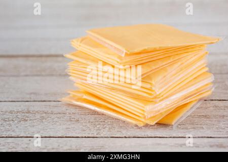 Eine Ansicht eines Stapels verarbeiteter Käsescheiben, einzeln in Kunststoff verpackt. Stockfoto