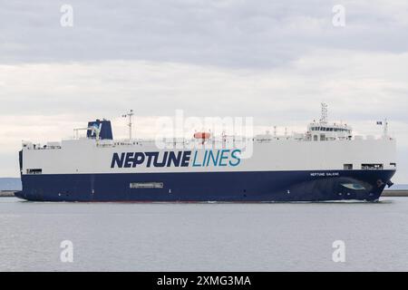 Le Havre, Frankreich - Blick auf den Fahrzeugträger NEPTUNE GALENE, der den Hafen von Le Havre verlässt. Stockfoto