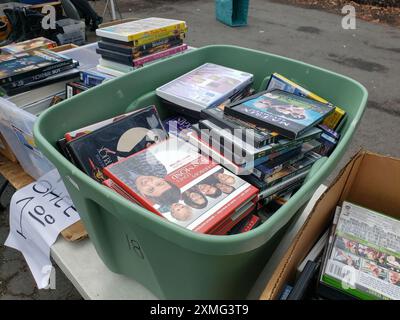 Los Angeles, Kalifornien, Vereinigte Staaten - 26. April 2021: Ein Blick auf eine große Wanne voller zufälliger DVD-Filme und TV-Shows, die bei einem lokalen Swap-Treffen zu sehen sind. Stockfoto