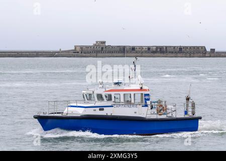 Le Havre, Frankreich - Blick auf das Kapitänsschiff LEOPARDEN, das den Hafen von Le Havre mit einem grauen Himmel ankommt. Stockfoto