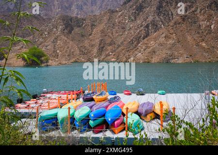 VAE, Al Rafisah Water Dam ist Touristenattraktion Ort für Wasserabenteuer Familienaktivitäten Verleih Bootssafari, Kajak fahren Stockfoto