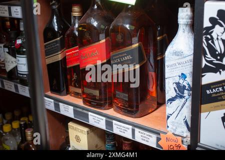 Los Angeles, Kalifornien, USA - 23.05.2021: Ein Blick auf eine Vielzahl von Johnnie Walker Scotch Whisky-Flaschen, ausgestellt in einem lokalen Spirituosengeschäft. Stockfoto