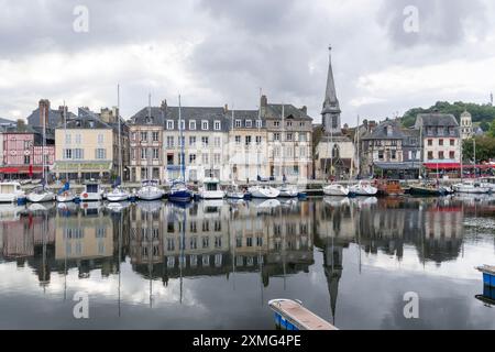 Honfleur, Frankreich - konzentrieren Sie sich auf den alten Hafen von Honfleur mit vielen Freizeitbooten, die vor Anker liegen und die Reflexionen auf dem Wasser. Stockfoto