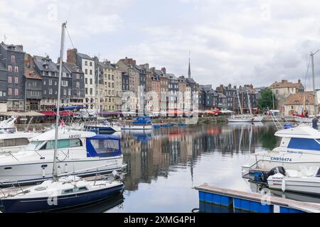 Honfleur, Frankreich - konzentrieren Sie sich auf den alten Hafen von Honfleur mit vielen Freizeitbooten, die vor Anker liegen und die Reflexionen auf dem Wasser. Stockfoto