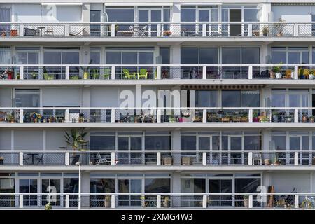 Le Havre - der V34 Gebäudekomplex, der in den 50er Jahren am Bassin du Commerce während des Wiederaufbaus der Stadt im modernistischen Stil erbaut wurde. Stockfoto