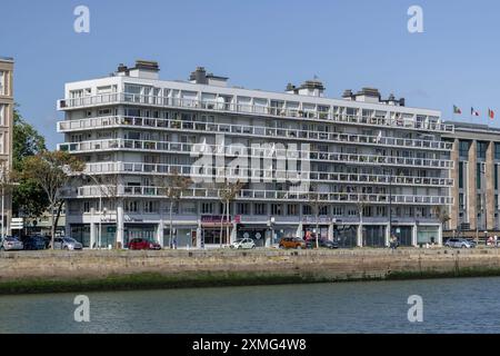 Le Havre - der V34 Gebäudekomplex, der in den 50er Jahren am Bassin du Commerce während des Wiederaufbaus der Stadt im modernistischen Stil erbaut wurde. Stockfoto